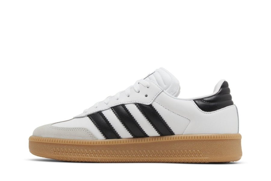 Vista lateral do Adidas adidas Samba XLG Cloud White mostrando design do cabedal e logo da marca