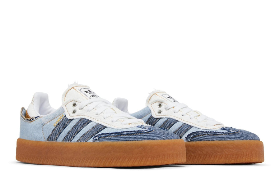 Vista frontal do Adidas adidas Sambae Denim mostrando biqueira e costuras