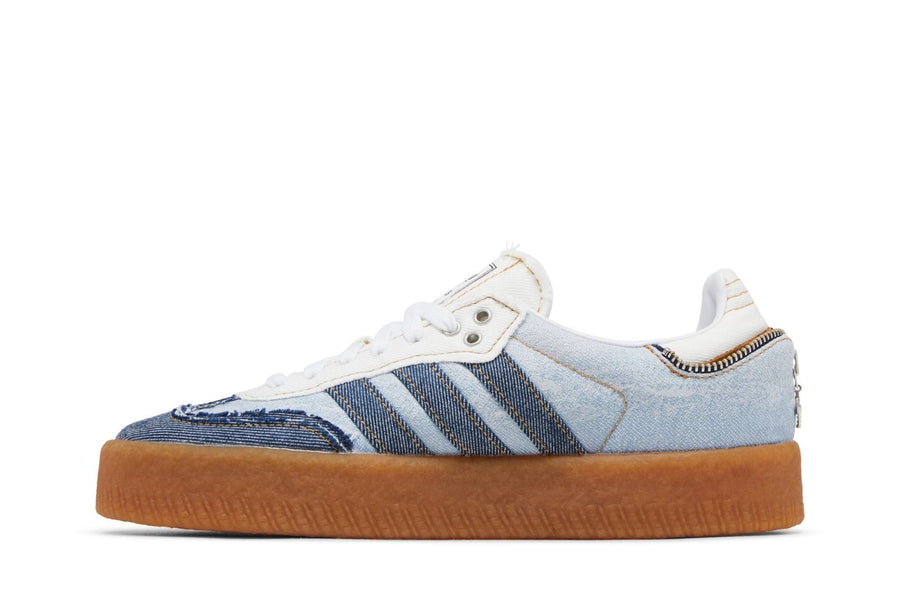 Vista lateral do Adidas adidas Sambae Denim mostrando design do cabedal e logo da marca