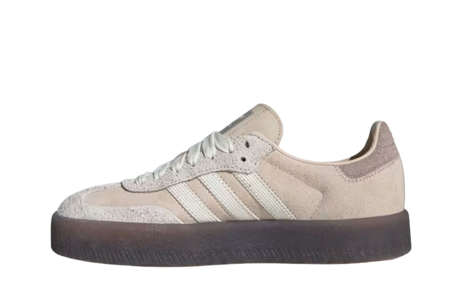 Vista lateral do Adidas adidas Sambae Linen Gum mostrando design do cabedal e logo da marca