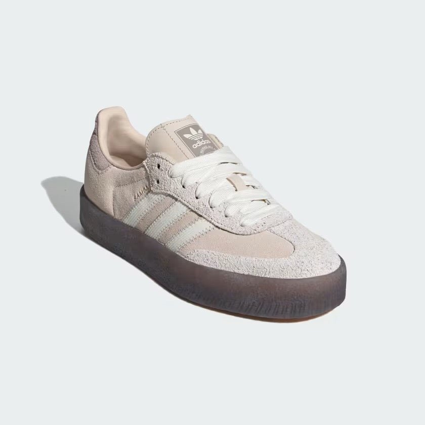 Vista traseira do Adidas adidas Sambae Linen Gum mostrando calcanheira e detalhes do solado