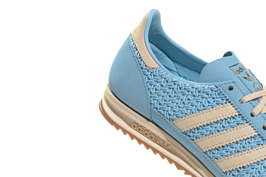 Vista em detalhe do Adidas Adidas SL 72 OG Clear Sky Sand Strata Cream White mostrando textura do material e acabamento