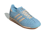 Vista traseira do Adidas Adidas SL 72 OG Clear Sky Sand Strata Cream White mostrando calcanheira e detalhes do solado
