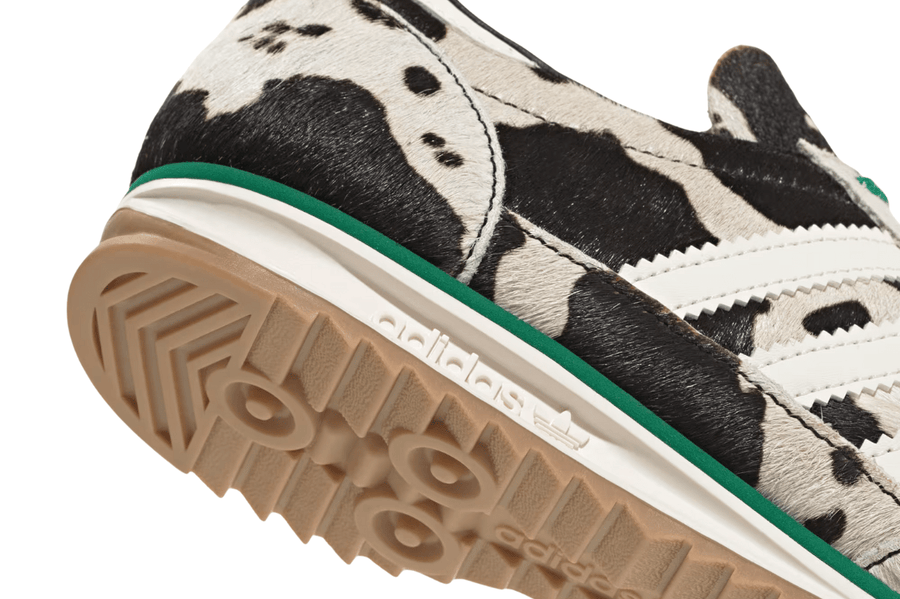 Vista em detalhe do Adidas Adidas SL 72 Og Court Green Cow Print mostrando textura do material e acabamento