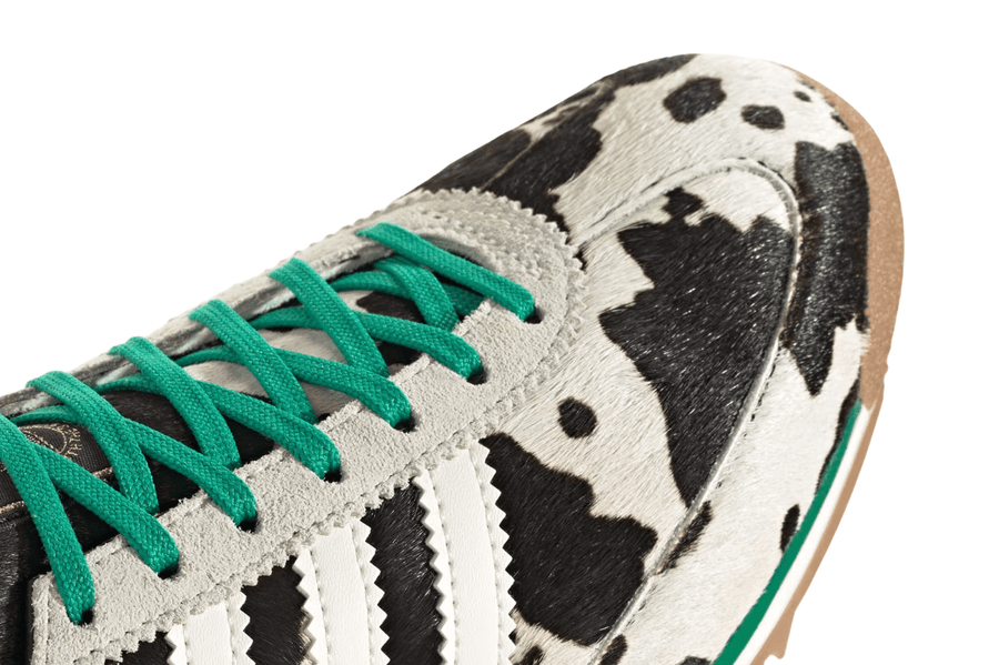 Vista na caixa do Adidas Adidas SL 72 Og Court Green Cow Print mostrando embalagem original da marca