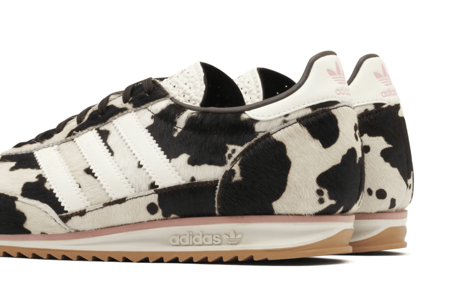 Vista traseira do Adidas adidas SL 72 Og Cow Print mostrando calcanheira e detalhes do solado