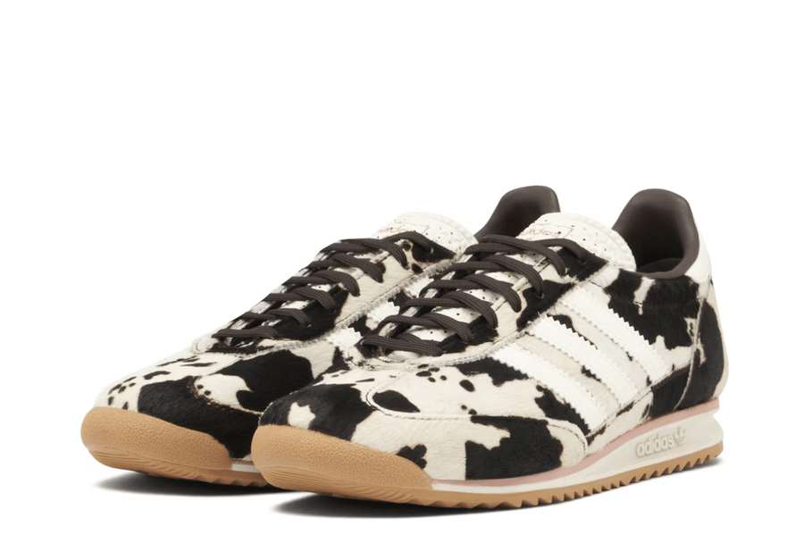 Vista lateral do Adidas adidas SL 72 Og Cow Print mostrando design do cabedal e logo da marca