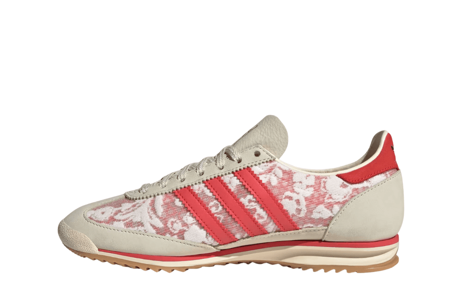 Vista lateral do Adidas Adidas SL 72 OG Liberty London Better Scarlet mostrando design do cabedal e logo da marca