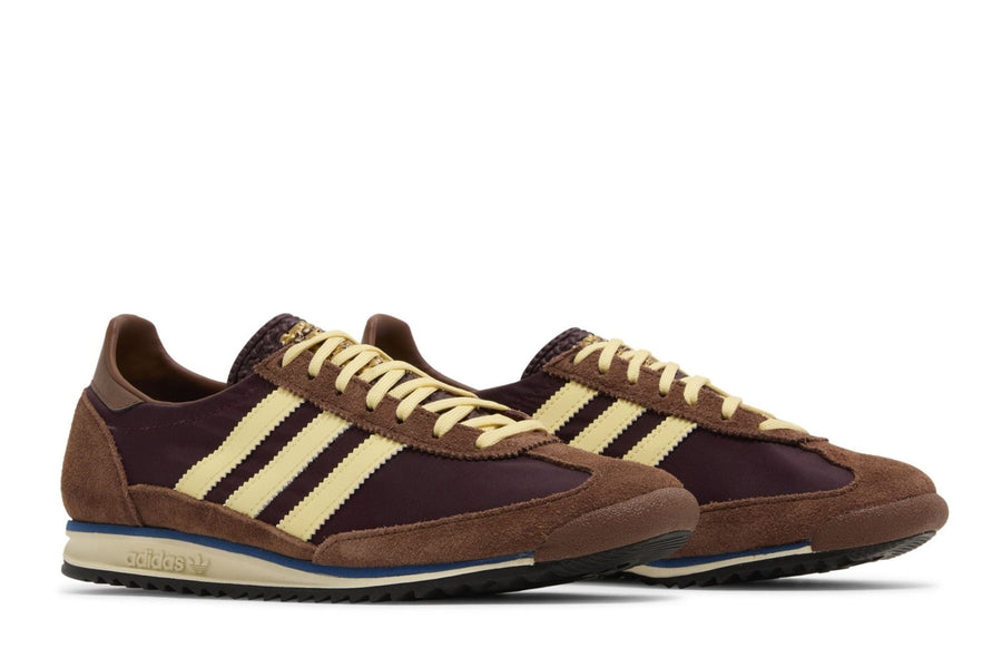 Vista frontal do Adidas adidas SL 72 Og Maroon Almost Yellow mostrando biqueira e costuras