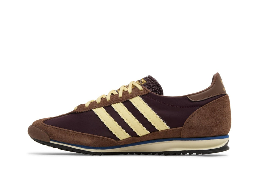 Vista lateral do Adidas adidas SL 72 Og Maroon Almost Yellow mostrando design do cabedal e logo da marca