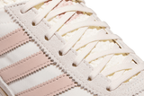 Vista em detalhe do Adidas Adidas SL 72 OG Off White Wonder Taupe Wonder White mostrando textura do material e acabamento