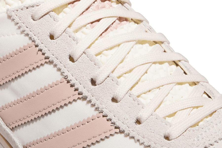 Vista em detalhe do Adidas Adidas SL 72 OG Off White Wonder Taupe Wonder White mostrando textura do material e acabamento