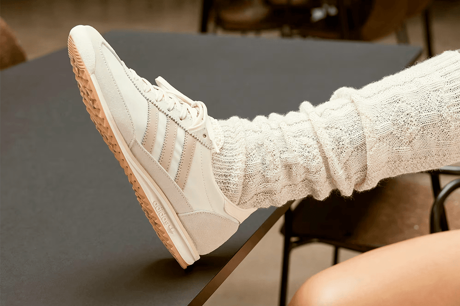 Vista na caixa do Adidas Adidas SL 72 OG Off White Wonder Taupe Wonder White mostrando embalagem original da marca