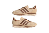 Vista em detalhe do Adidas Adidas SL 72 OG Sand Strata Preloved Brown Cream White mostrando textura do material e acabamento