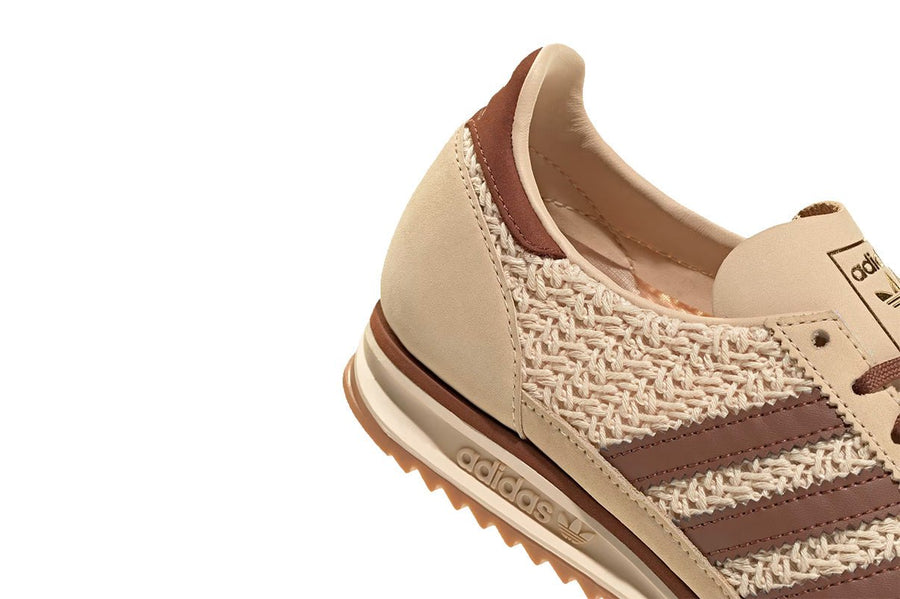 Vista na caixa do Adidas Adidas SL 72 OG Sand Strata Preloved Brown Cream White mostrando embalagem original da marca
