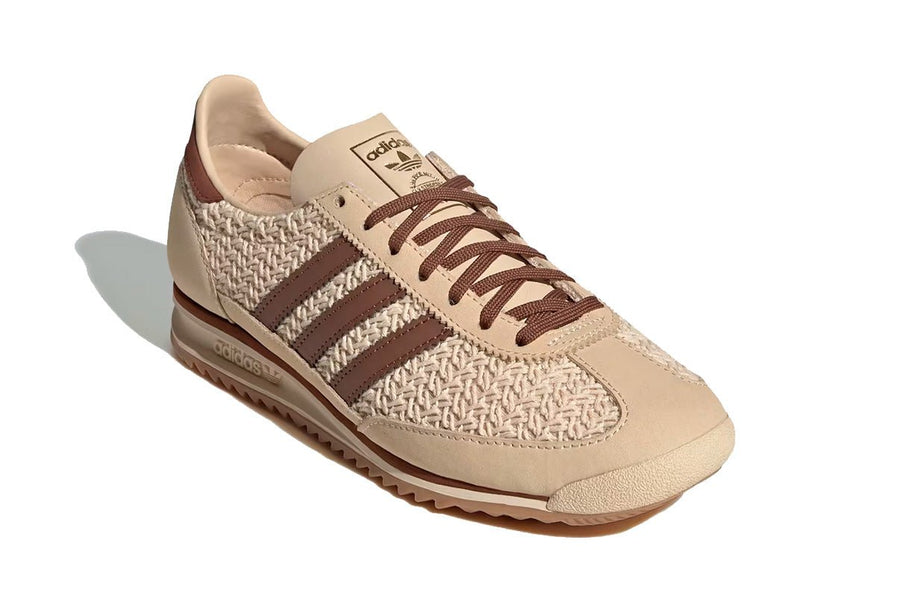 Vista traseira do Adidas Adidas SL 72 OG Sand Strata Preloved Brown Cream White mostrando calcanheira e detalhes do solado