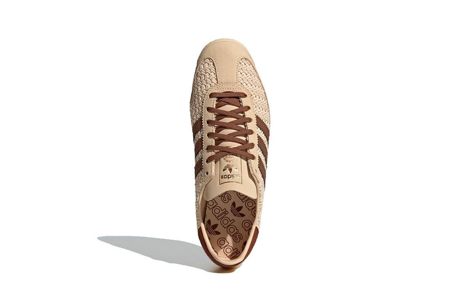 Vista do solado do Adidas Adidas SL 72 OG Sand Strata Preloved Brown Cream White mostrando padrão de tração e tecnologia de amortecimento