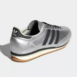 Vista traseira do Adidas adidas SL 72 Og Silver Metallic Black mostrando calcanheira e detalhes do solado