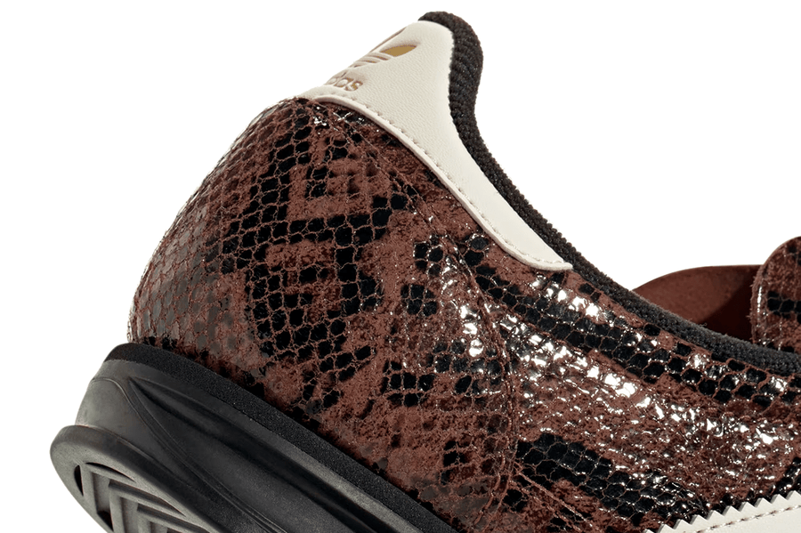 Vista do solado do Adidas Adidas SL 72 OG Snakeskin Preloved Brown mostrando padrão de tração e tecnologia de amortecimento