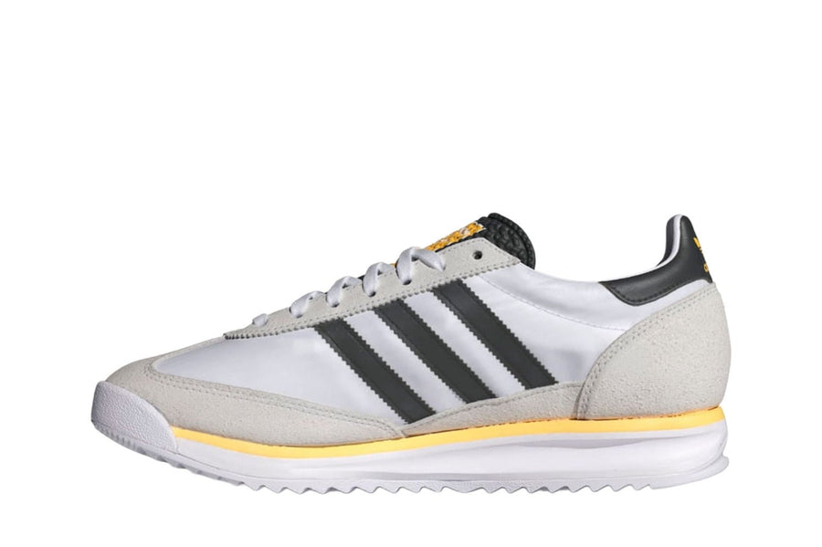 Vista lateral do Adidas adidas SL 72 RS Cloud White Core Black Spark mostrando design do cabedal e logo da marca