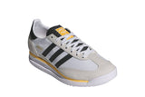 Vista traseira do Adidas adidas SL 72 RS Cloud White Core Black Spark mostrando calcanheira e detalhes do solado