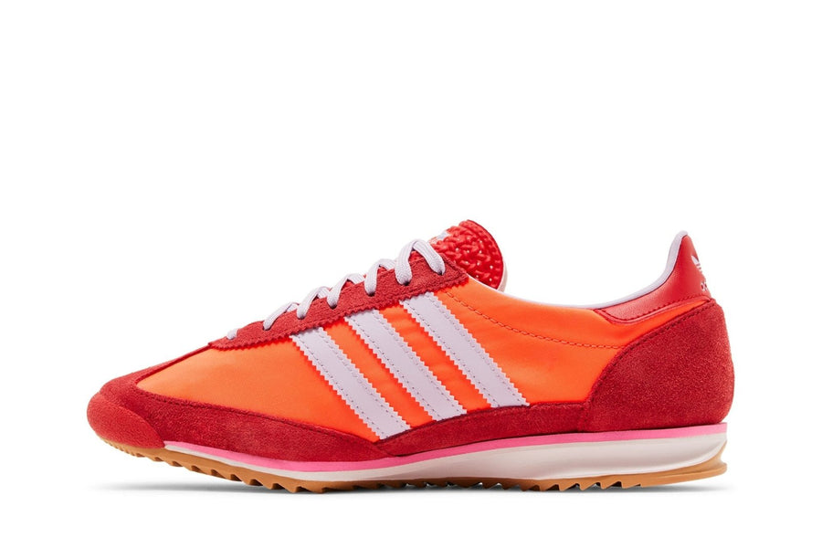 Vista lateral do Adidas adidas SL 72 Og Solar Red Lavander mostrando design do cabedal e logo da marca