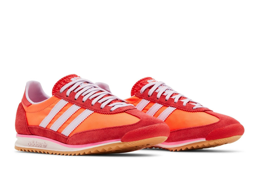 Vista frontal do Adidas adidas SL 72 Og Solar Red Lavander mostrando biqueira e costuras