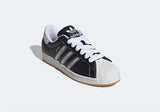 Vista superior do Adidas adidas Superstar x Korn 30th Anniversary mostrando abertura, lingueta e cadarços