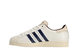 Vista lateral do Adidas Adidas Superstar x Wales Bonner Croc Wonder White mostrando design do cabedal e logo da marca