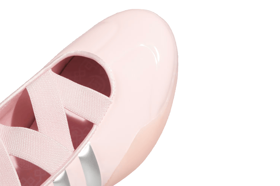Vista em detalhe do Adidas Adidas Taekwondo Caroline Hu x CLOT Pink Silver mostrando textura do material e acabamento