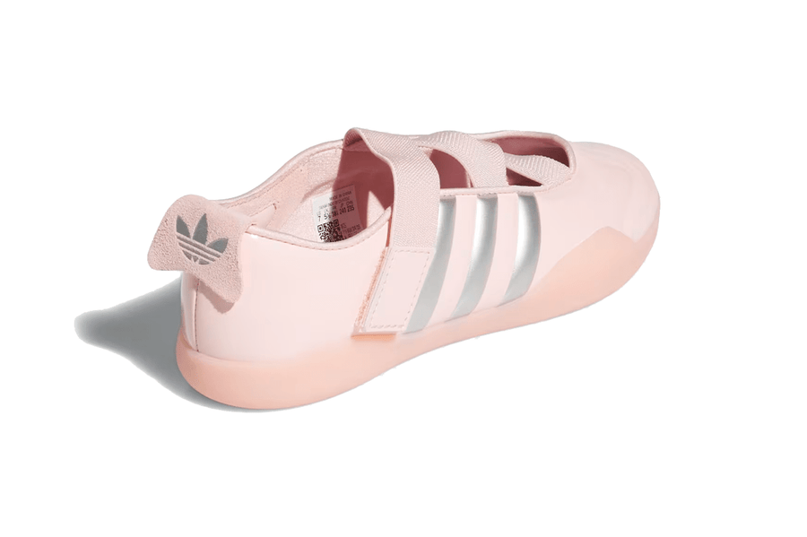 Vista superior do Adidas Adidas Taekwondo Caroline Hu x CLOT Pink Silver mostrando abertura, lingueta e cadarços