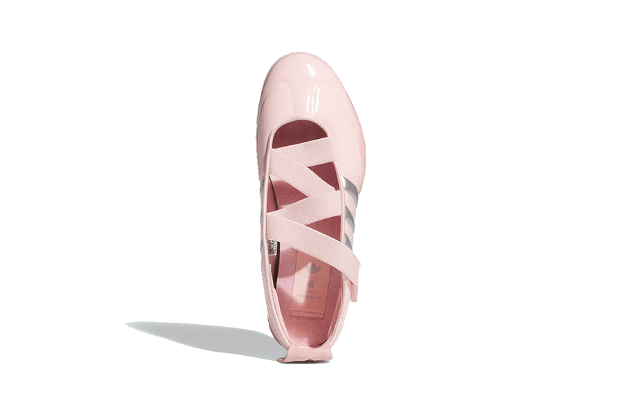 Vista frontal do Adidas Adidas Taekwondo Caroline Hu x CLOT Pink Silver mostrando biqueira e costuras