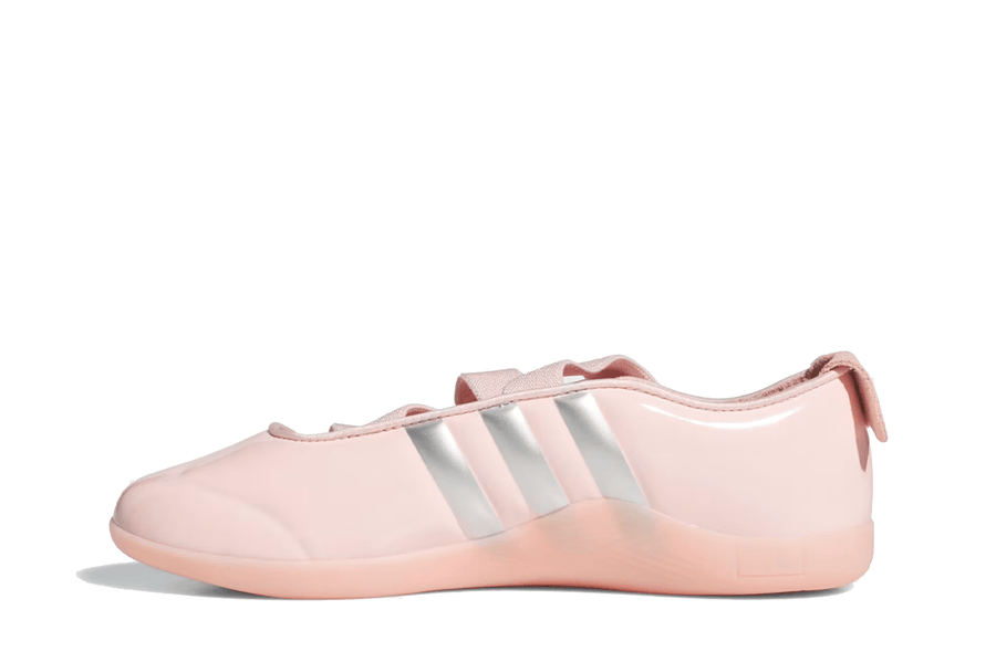 Vista lateral do Adidas Adidas Taekwondo Caroline Hu x CLOT Pink Silver mostrando design do cabedal e logo da marca