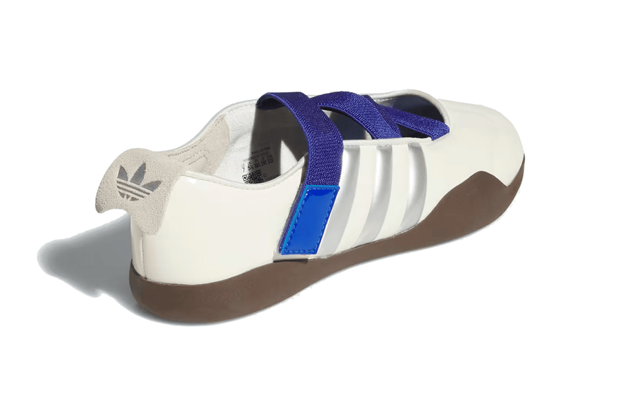 Vista superior do Adidas Adidas Taekwondo Caroline Hu x CLOT White Royal mostrando abertura, lingueta e cadarços