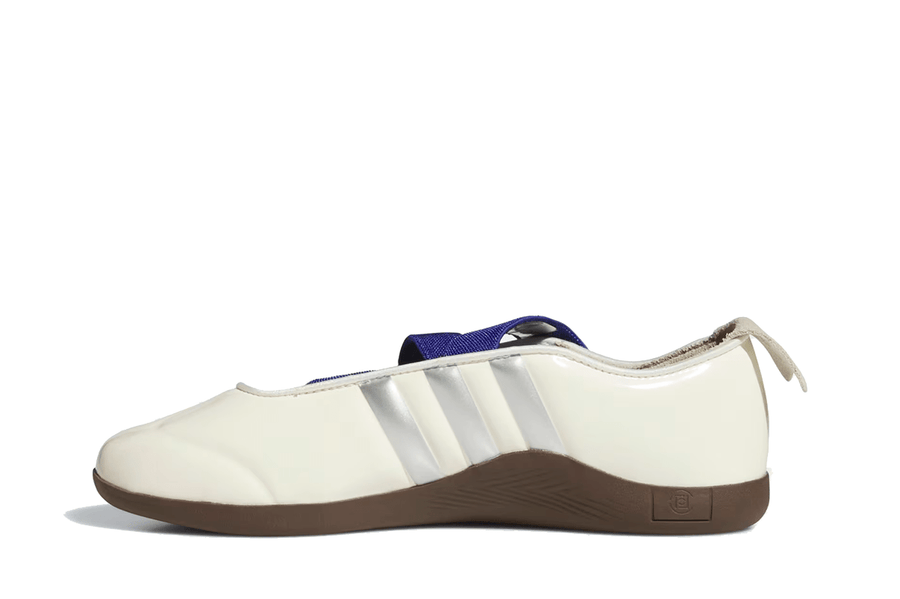 Vista lateral do Adidas Adidas Taekwondo Caroline Hu x CLOT White Royal mostrando design do cabedal e logo da marca
