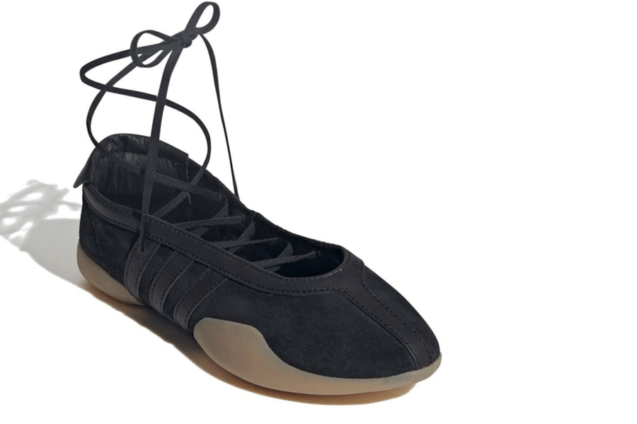 Vista traseira do Adidas Adidas Taekwondo Mei Ballet Black Gum mostrando calcanheira e detalhes do solado