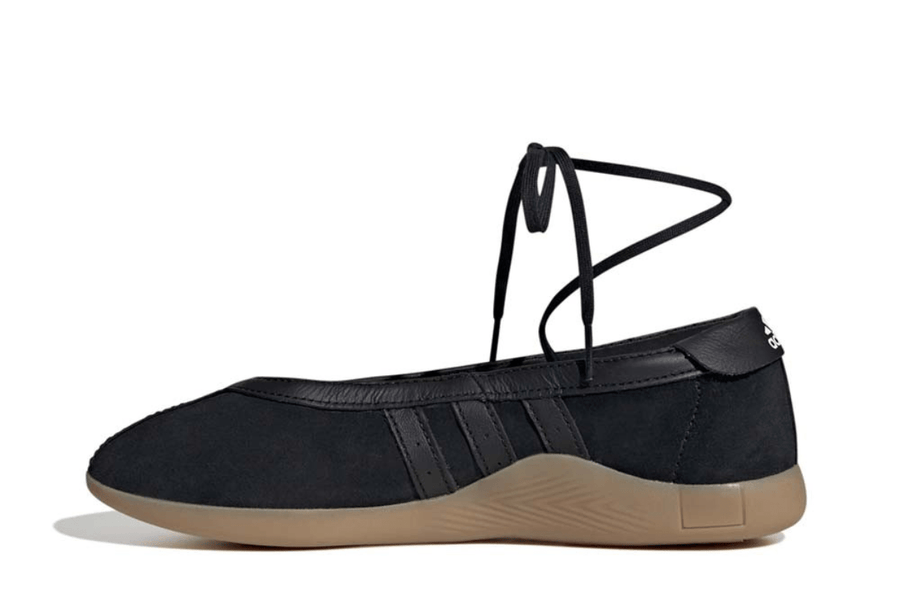 Vista lateral do Adidas Adidas Taekwondo Mei Ballet Black Gum mostrando design do cabedal e logo da marca