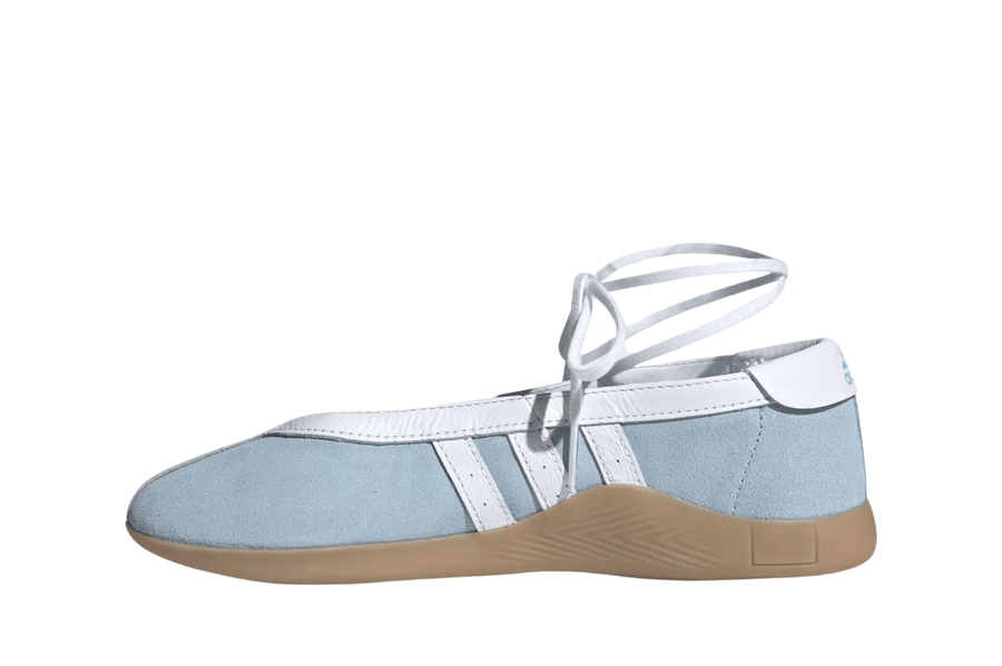 Vista lateral do Adidas Adidas Taekwondo Mei Ballet Clear Sky Gum mostrando design do cabedal e logo da marca