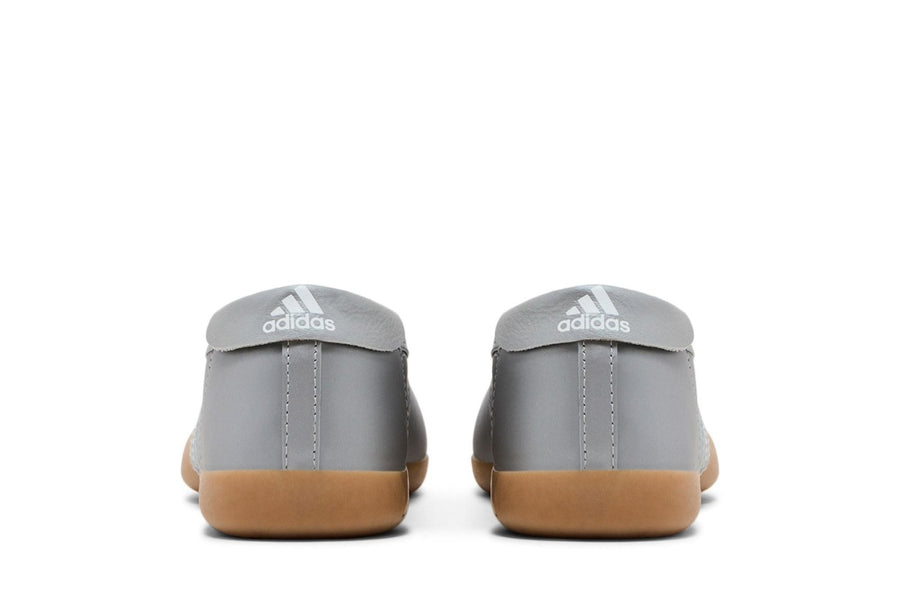 Vista frontal do Adidas Adidas Taekwondo Mei Ballet Silver Metallic Prateado mostrando biqueira e costuras
