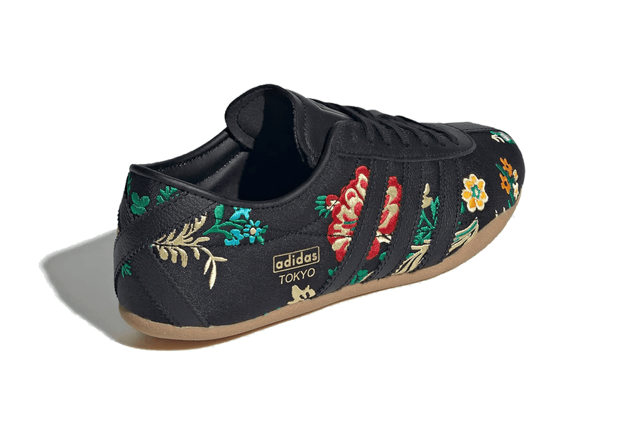 Vista superior do Adidas Adidas Tokyo Black Floral Embroidery mostrando abertura, lingueta e cadarços