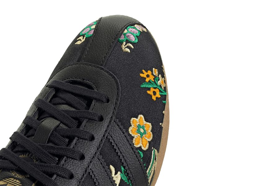 Vista em detalhe do Adidas Adidas Tokyo Black Floral Embroidery mostrando textura do material e acabamento
