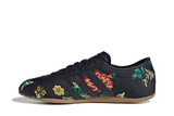 Vista lateral do Adidas Adidas Tokyo Black Floral Embroidery mostrando design do cabedal e logo da marca