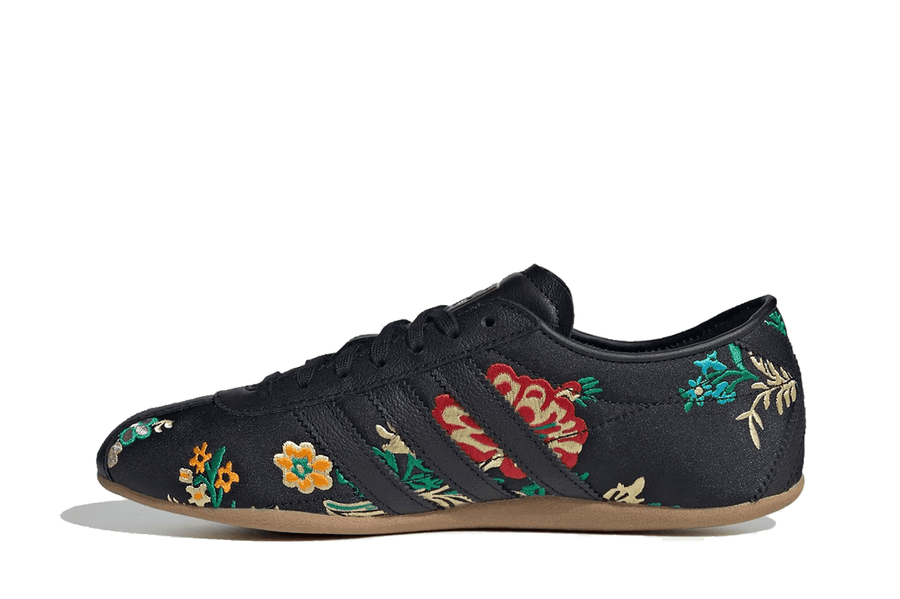 Vista lateral do Adidas Adidas Tokyo Black Floral Embroidery mostrando design do cabedal e logo da marca