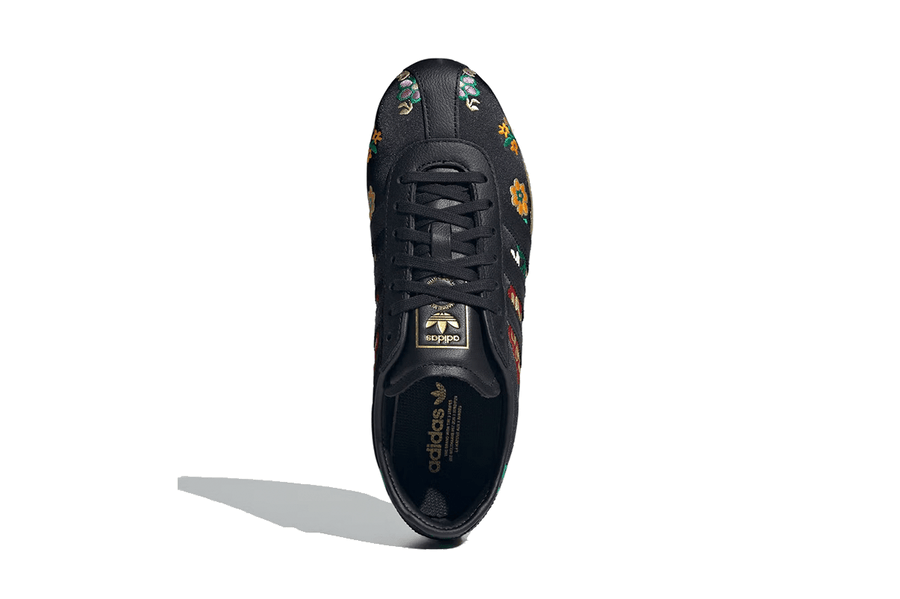 Vista frontal do Adidas Adidas Tokyo Black Floral Embroidery mostrando biqueira e costuras