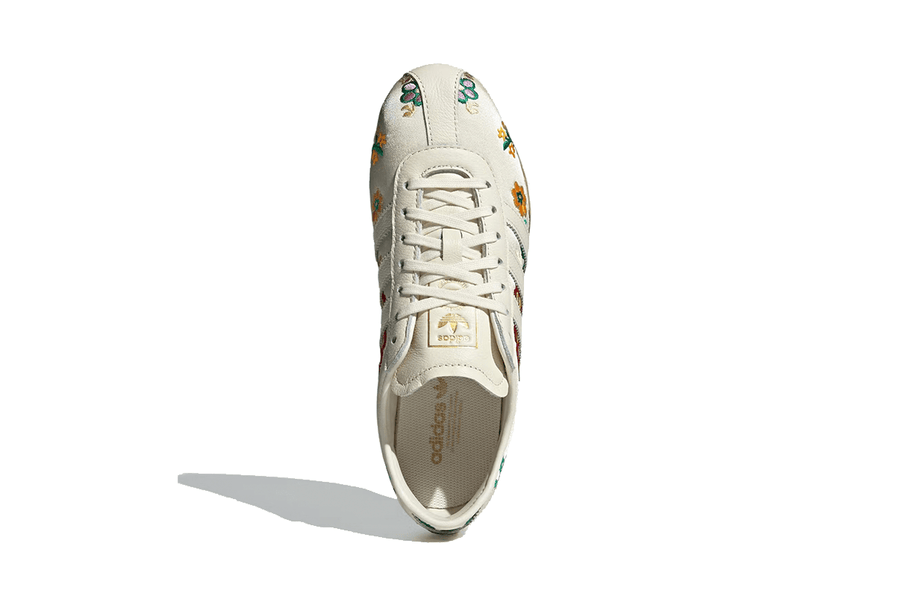Vista frontal do Adidas Adidas Tokyo Crew White Floral Embroidery mostrando biqueira e costuras