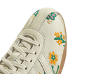 Vista em detalhe do Adidas Adidas Tokyo Crew White Floral Embroidery mostrando textura do material e acabamento