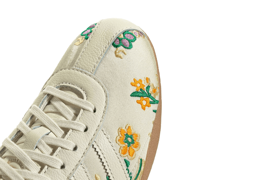 Vista em detalhe do Adidas Adidas Tokyo Crew White Floral Embroidery mostrando textura do material e acabamento