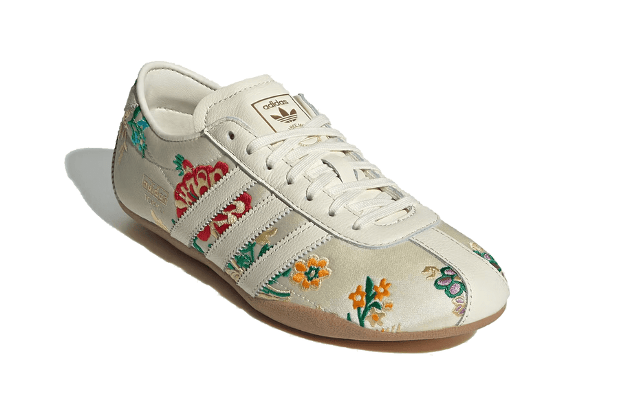 Vista lateral do Adidas Adidas Tokyo Crew White Floral Embroidery mostrando design do cabedal e logo da marca