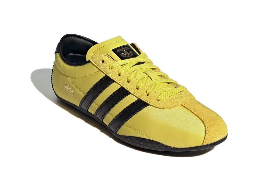 Vista traseira do Adidas Adidas Tokyo Pure Sulfur mostrando calcanheira e detalhes do solado