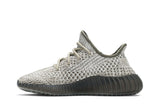 Vista lateral do Yeezy Adidas Yeezy Boost 350 V2 Ash Stone mostrando design do cabedal e logo da marca